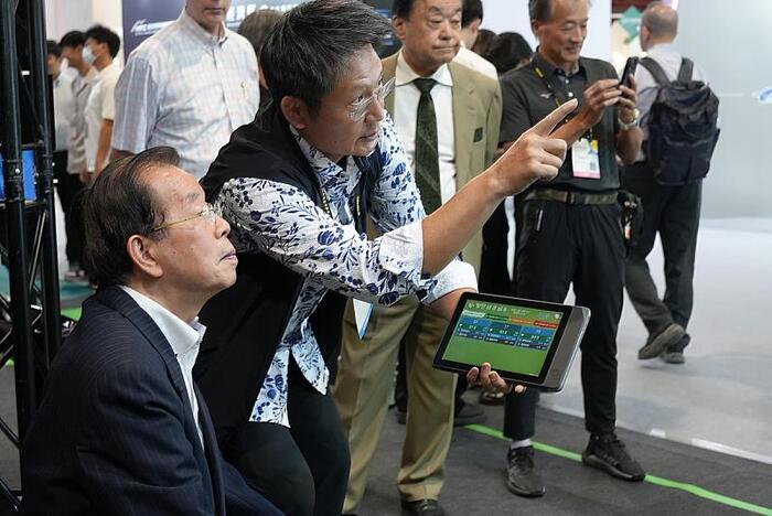 總統府資政謝長廷與國家運動科學中心副執行長林嘉志先後蒞臨指導，讚揚AI Coach在全民運動與智慧健康推動上的貢獻圖片