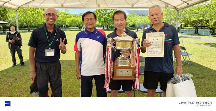 【賀】本系劉宏祐教授參加2026年日本宮崎縣舉辦グランドベテランソフトテニス（大師長青盃軟式網球）大會，榮獲梅組優勝冠軍。圖片